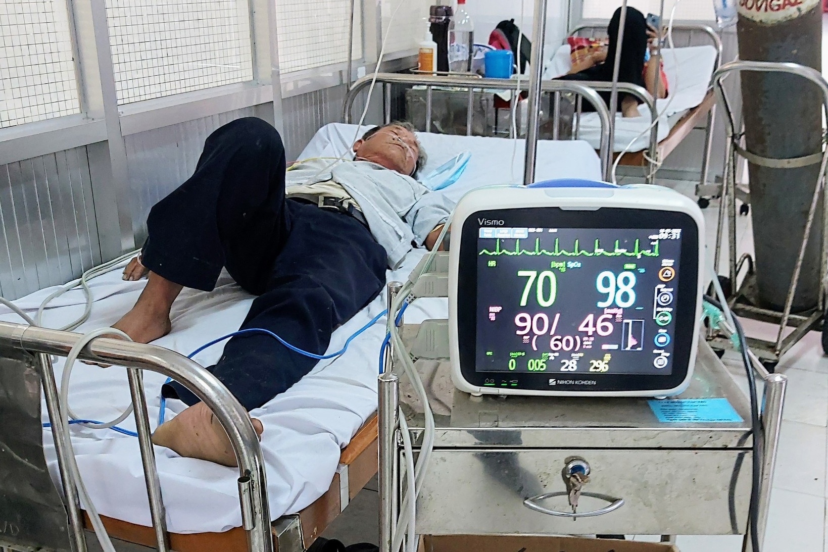 Nguoi dan ong bi ong mat quy chich nguy kich hinh anh