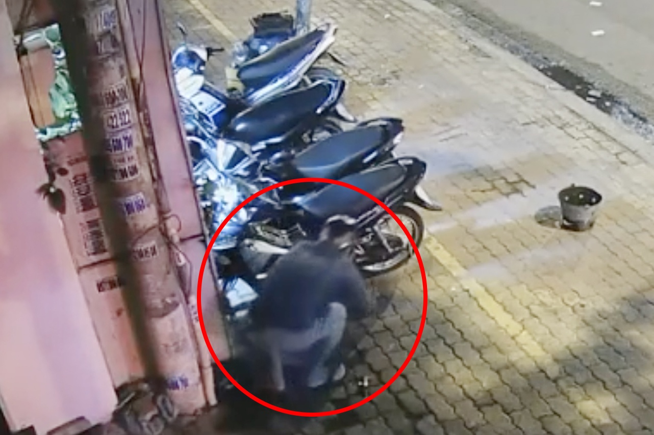 Trom be khoa xe may, cat day xich trong 20 giay hinh anh