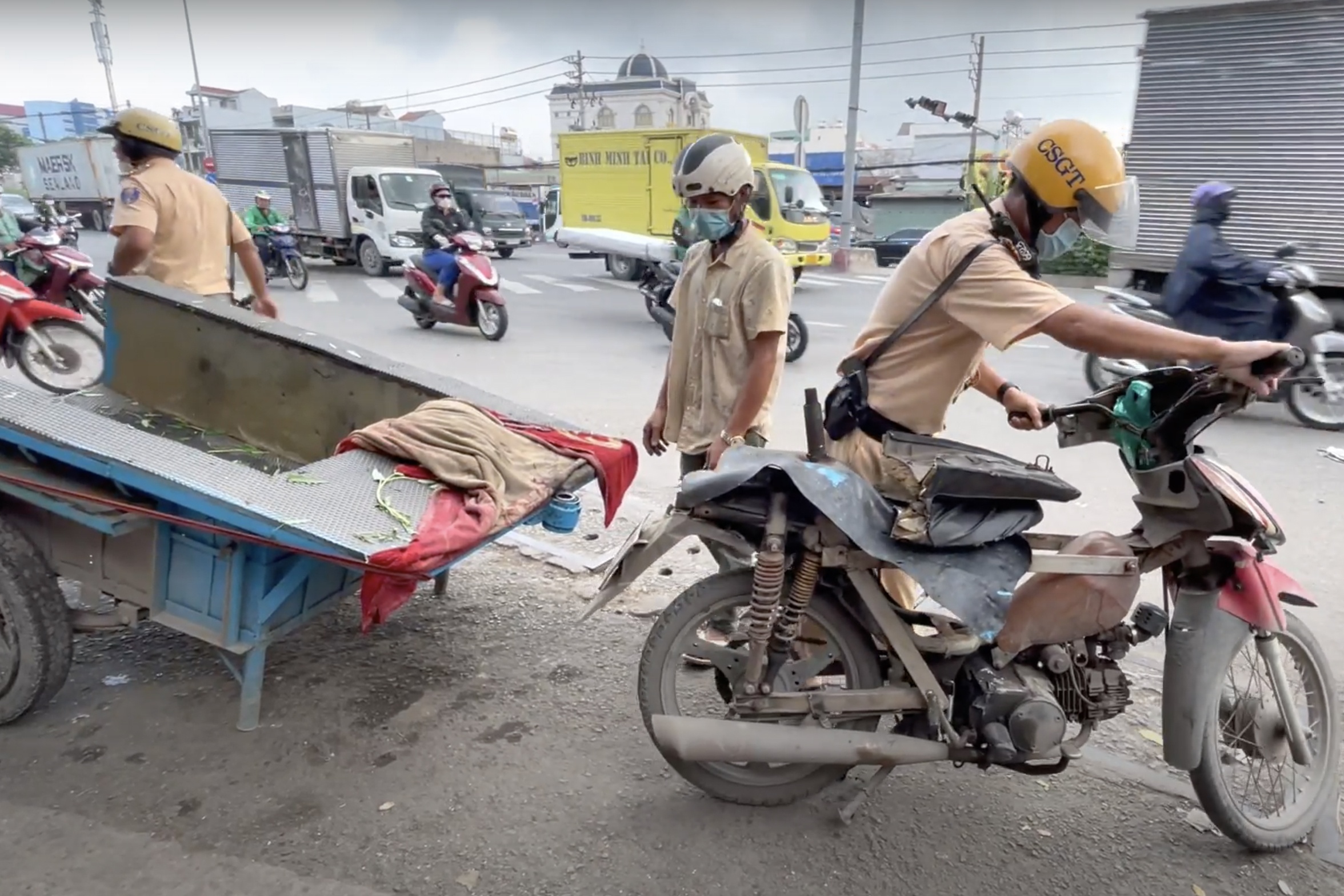 Tai xe 'xe mu' than tho khong du tien dong phat khi bi CSGT chan lai hinh anh