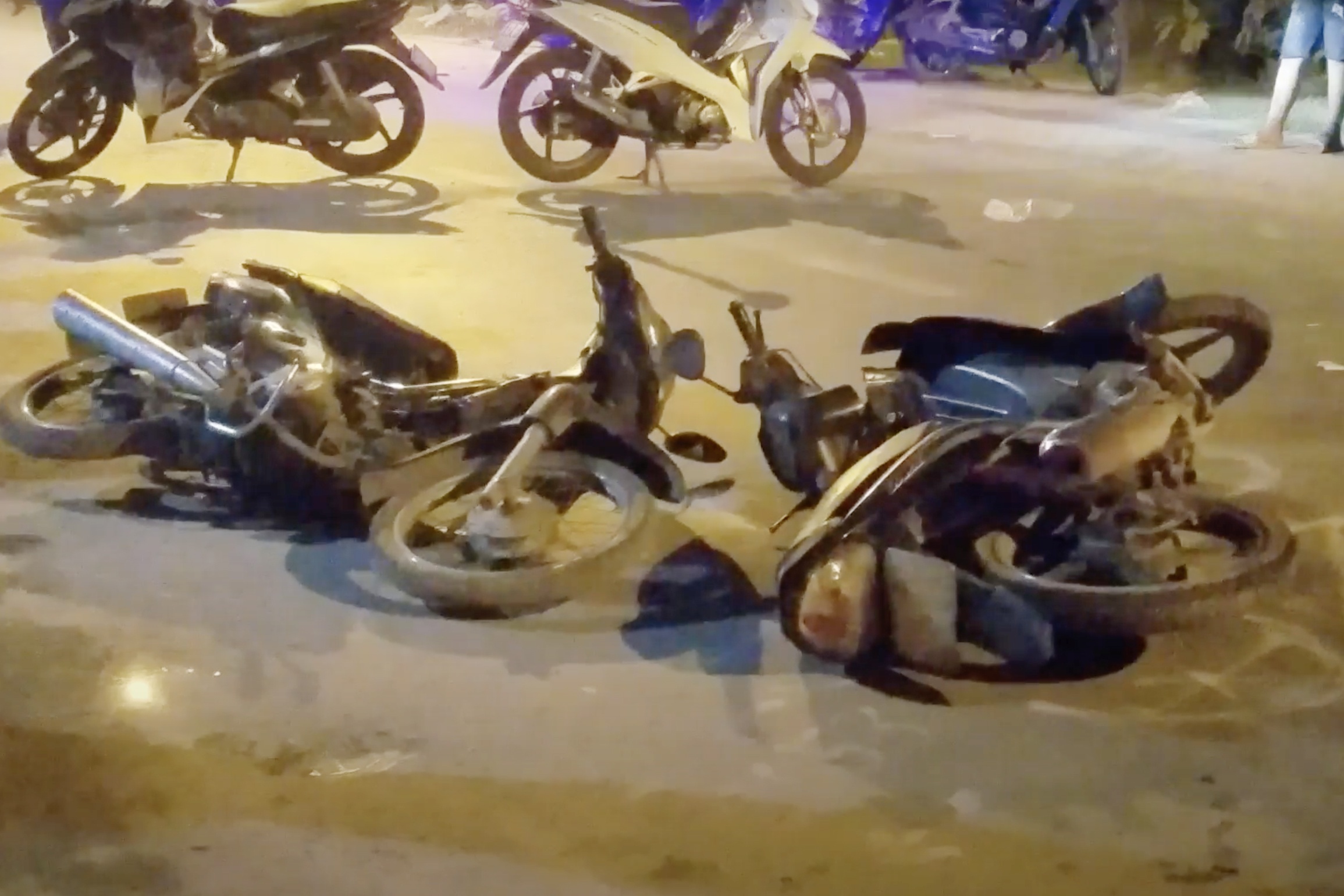 Thanh nien tu vong sau va cham giua 3 xe may o TP.HCM hinh anh