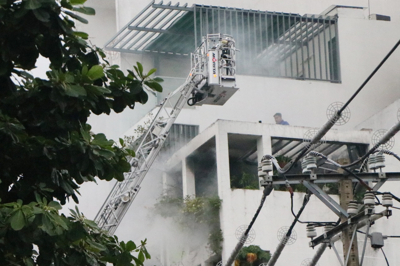 Chay can nha 4 tang o TP.HCM, nhieu nguoi kip thoat than hinh anh