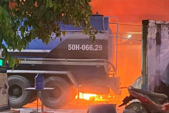 Xe bon boc chay ngun ngut khi dang bom xang hinh anh