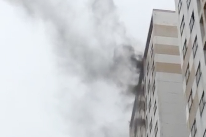 Nguoi dan chung cu o TP.HCM thao chay vi cuc sac dien phat no hinh anh