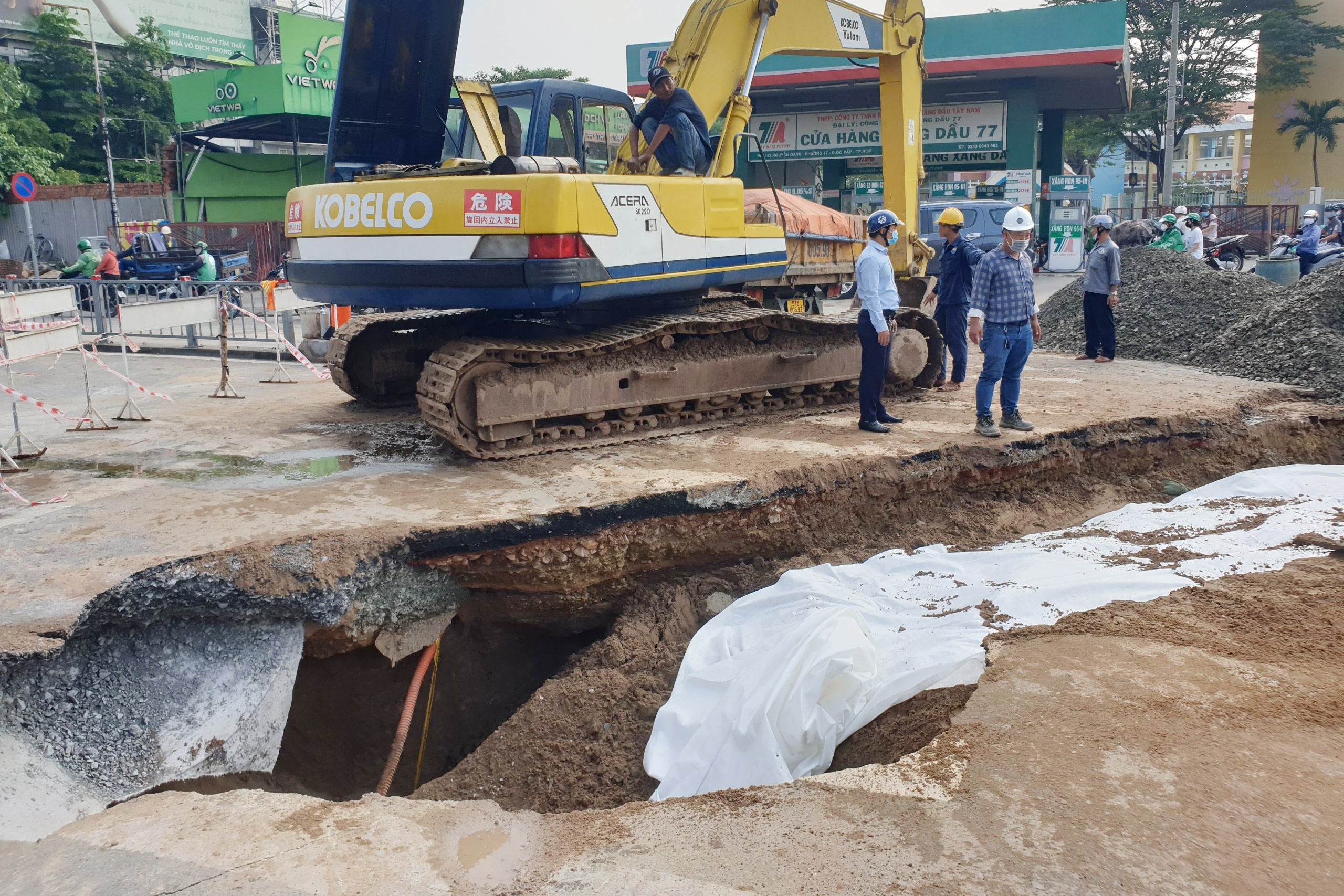 ho tu than giua giao lo TP.HCM anh 1