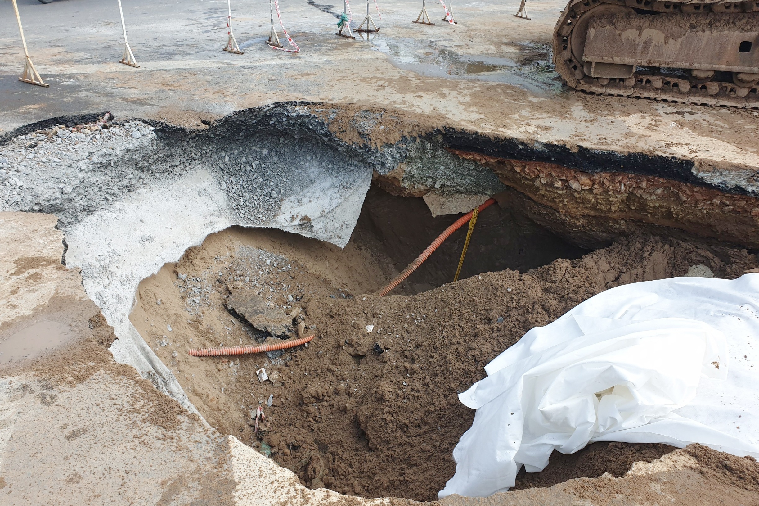 Vo duong ong tao 'ho tu than' giua giao lo TP.HCM hinh anh