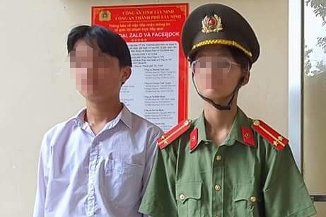 Nam thieu nien gia cong an di thu tien o Tay Ninh hinh anh