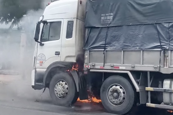 Xe tai cho bia bi thieu rui o doc cau Rach Mieu hinh anh