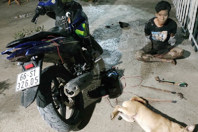 Hai thanh nien trom cho dung sung dien ban tra cong an hinh anh