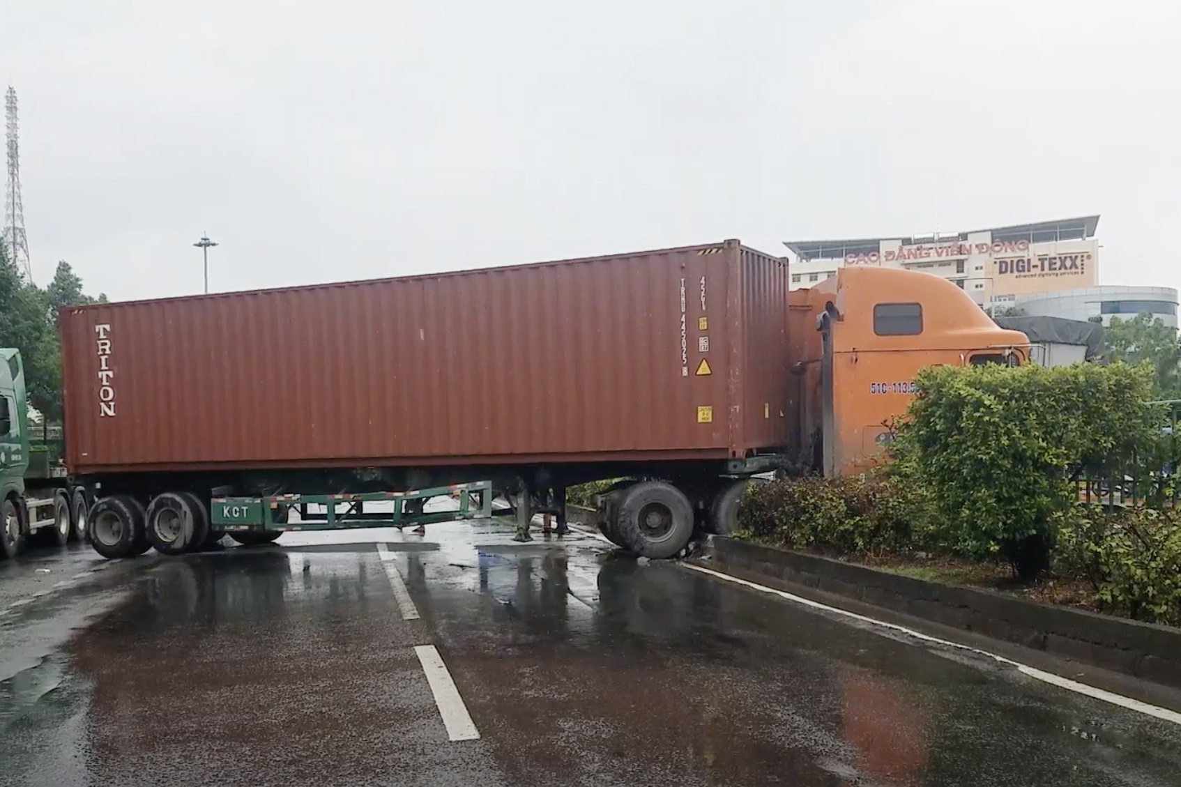 Xe dau keo huc vang dai phan cach, quoc lo 1 un tac 5 km hinh anh