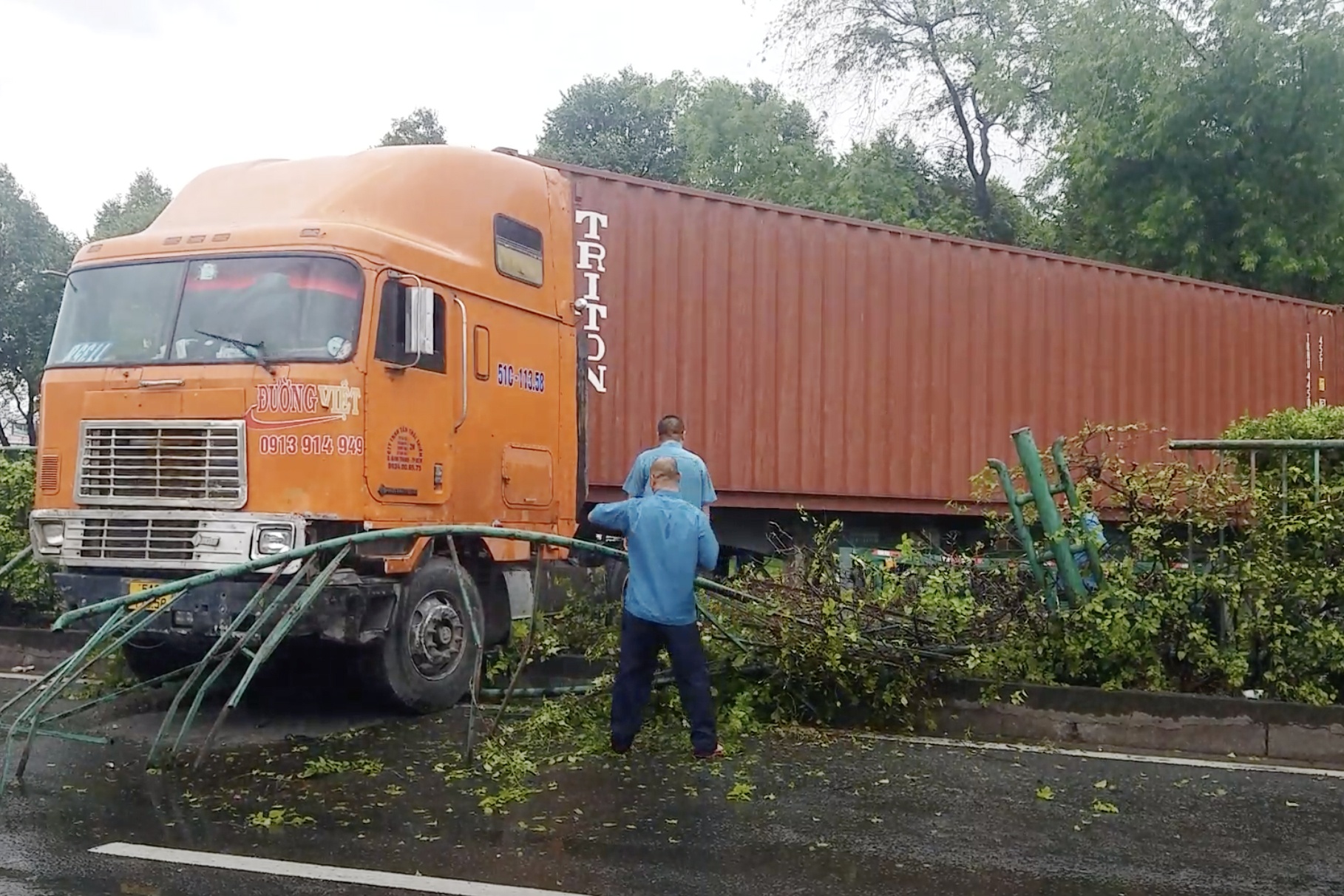 quoc lo 1 un tac anh 2