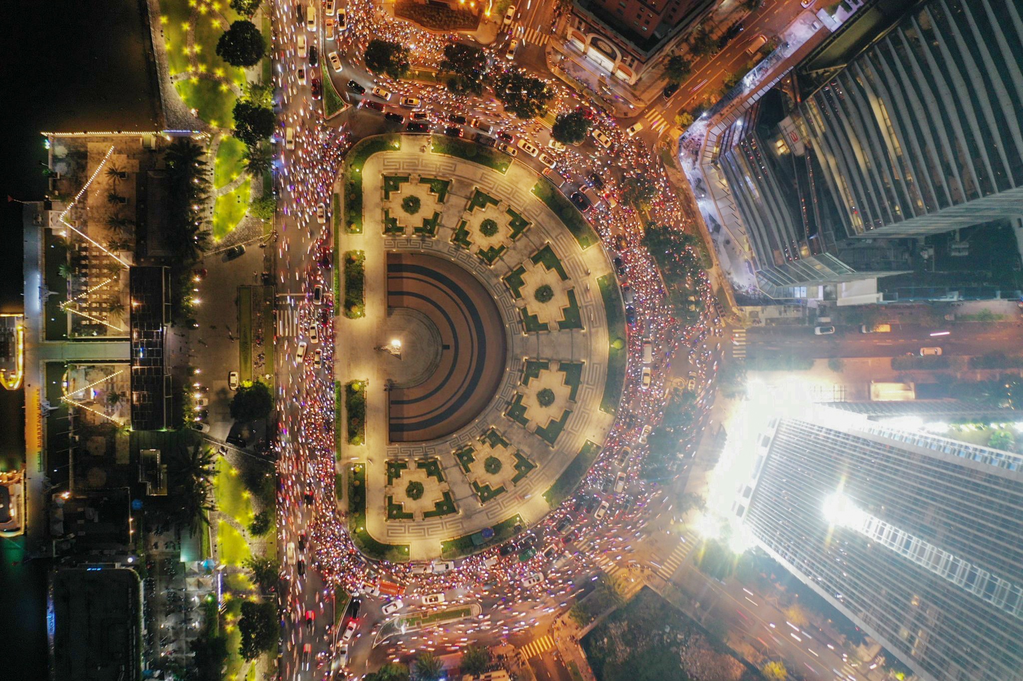 Nguoi dan TP.HCM an mung xuyen dem sau chien thang cua U23 Viet Nam hinh anh