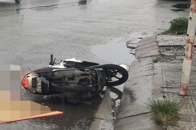 Va cham oto tai tren quoc lo, mot nguoi thiet mang hinh anh