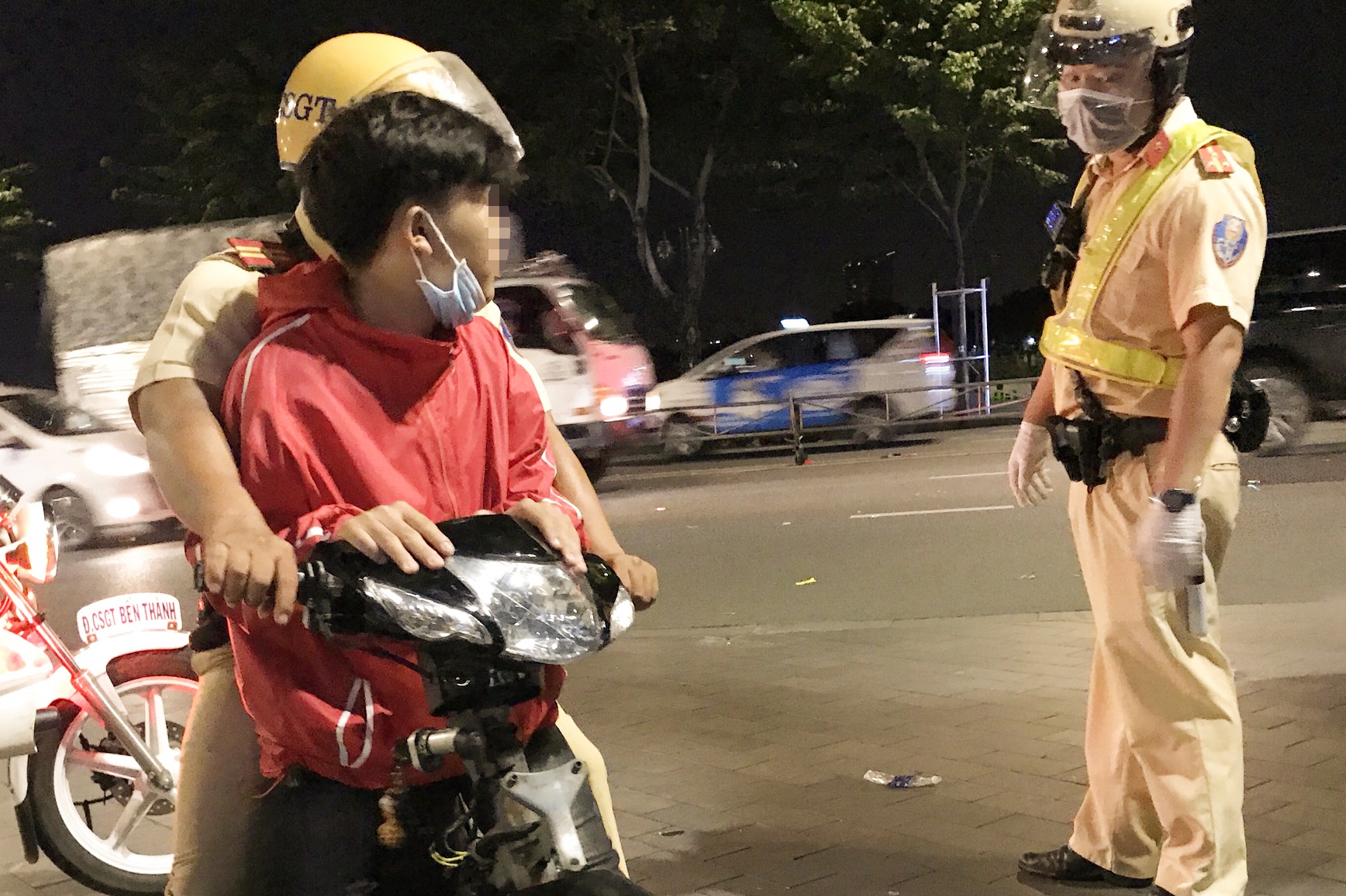 CSGT TP.HCM xu ly nhieu nguoi qua khich 'di bao' bong da hinh anh
