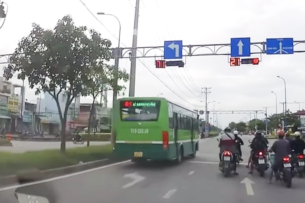 xe buyt vuot den do anh 1