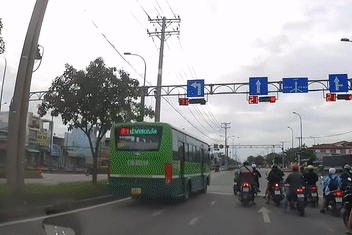 Xe buyt lan lan, vuot den do o TP.HCM hinh anh