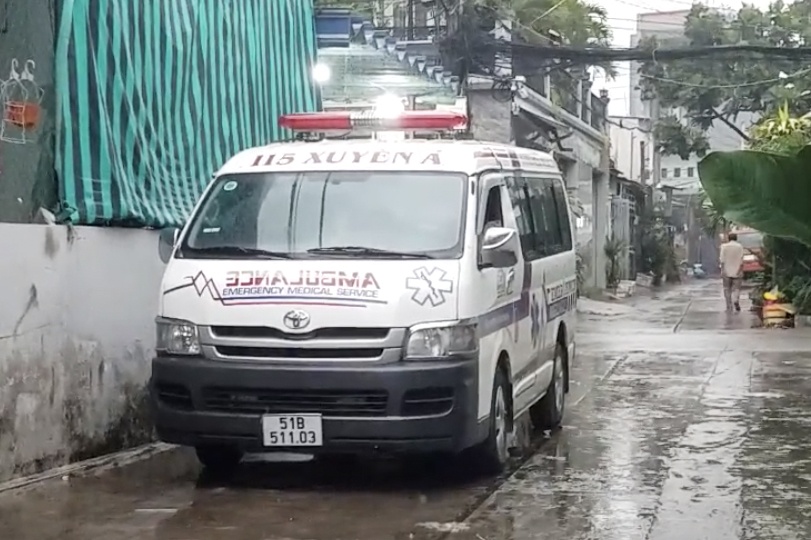 Nguoi dan ong bi dien giat tu vong o TP.HCM hinh anh