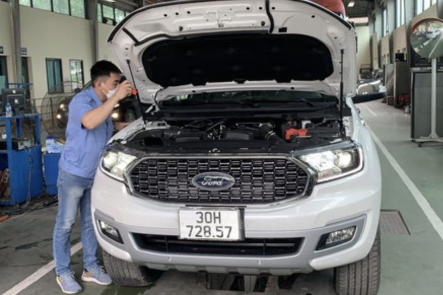 Dang kiem lan dau voi oto moi: Cong an muon bo, dang kiem niu keo hinh anh