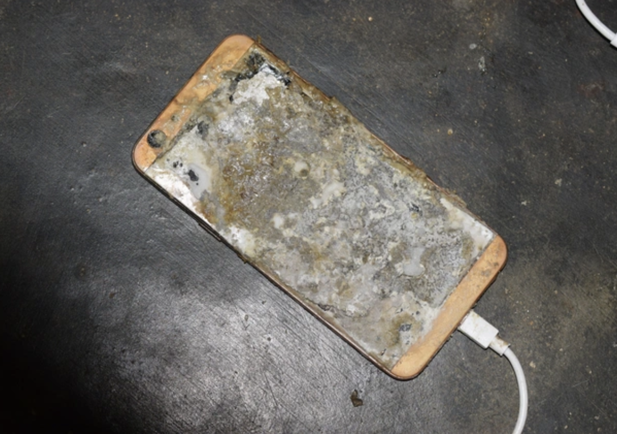 Nguoi dan ong tu vong do dien giat, nghi vua sac vua bam dien thoai hinh anh