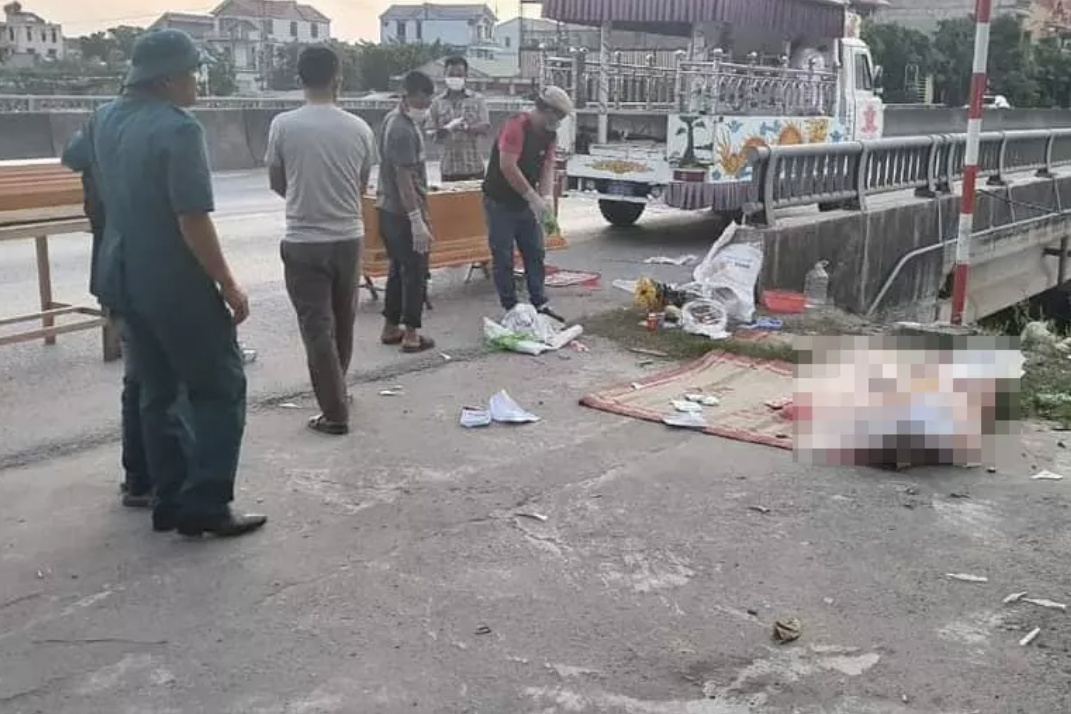 vo chong duoi nuoc anh 1