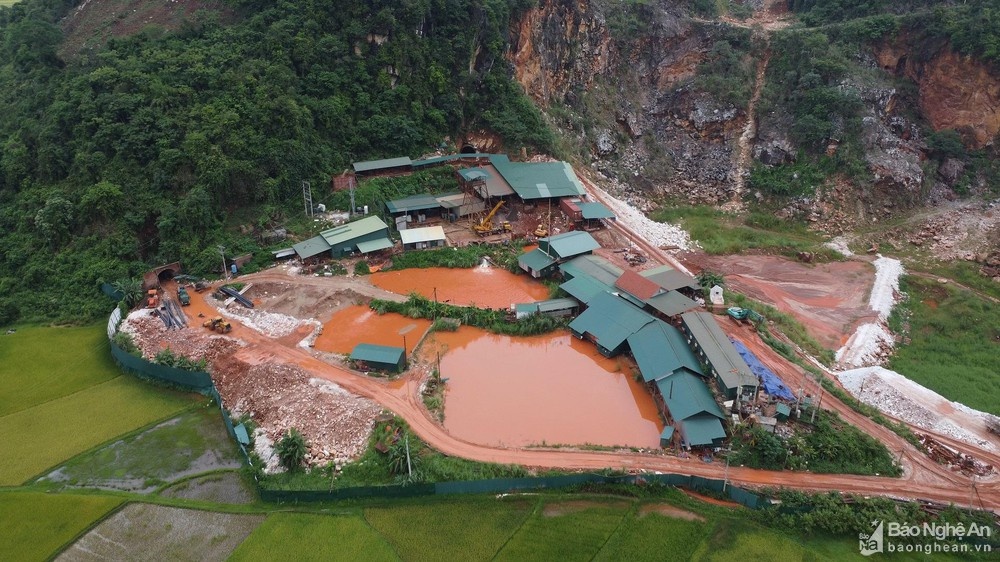 sut lun dat o Nghe An anh 2