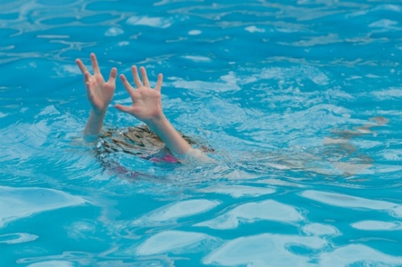 Ba hoc sinh ru nhau di choi bi duoi nuoc hinh anh