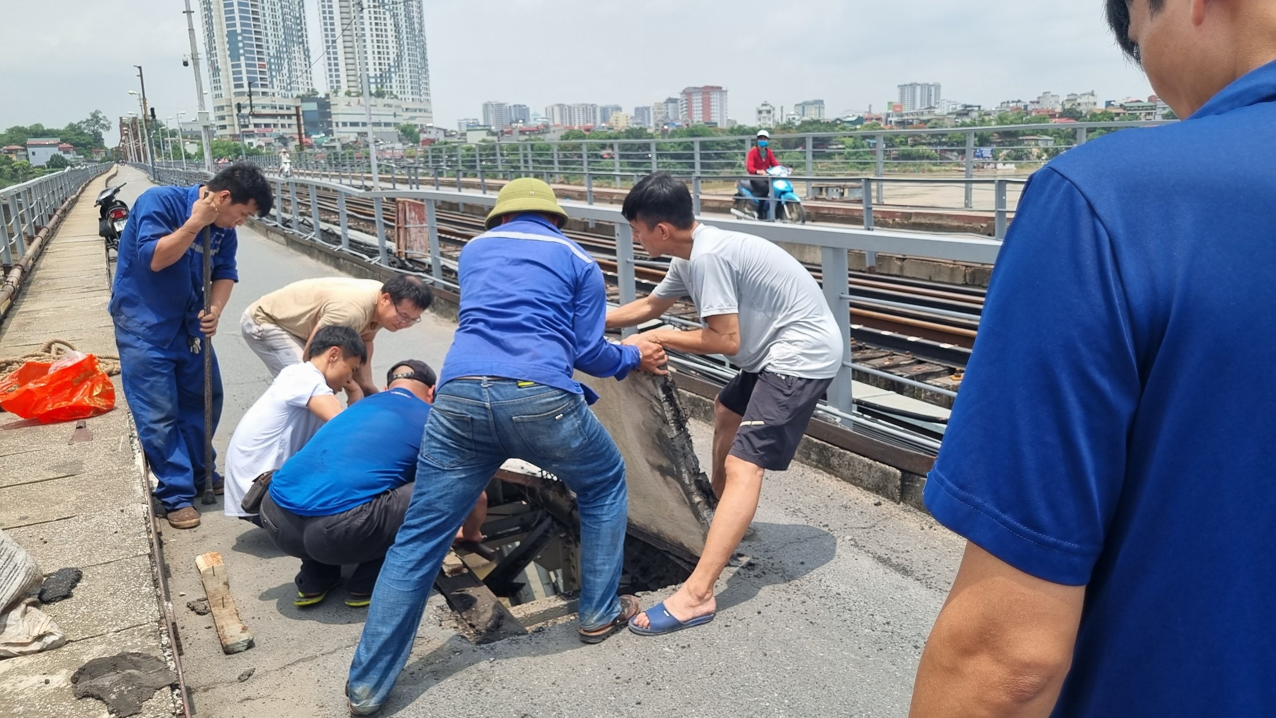 Thung mat cau Long Bien anh 1