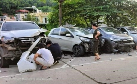 Xe ban tai dam hong hang loat oto do ben duong hinh anh