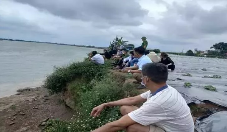 Noi buon 'dam' duoi long song va sinh menh nhung dua tre vo toi hinh anh