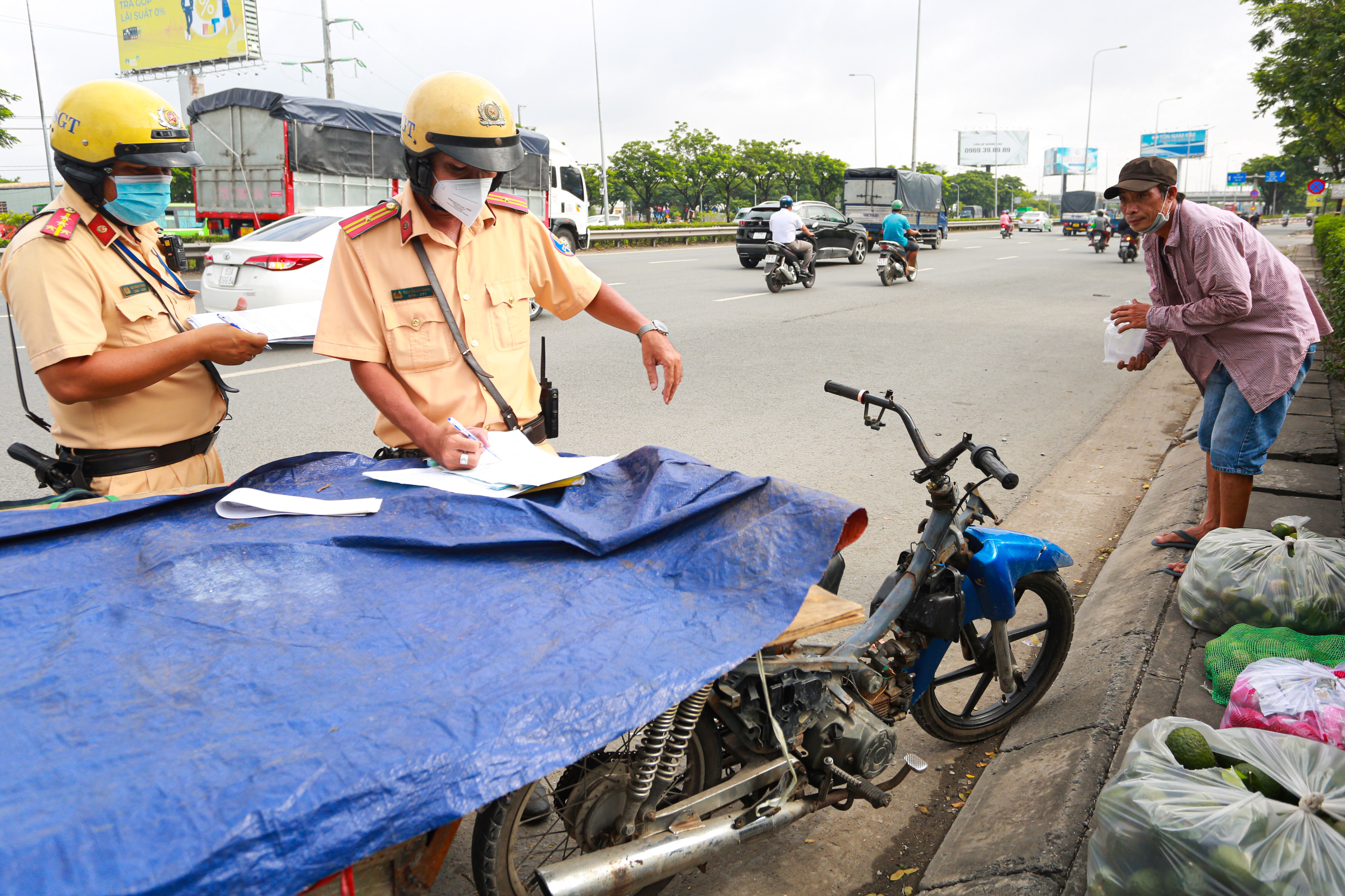 CSGT xu phat xe mu anh 3