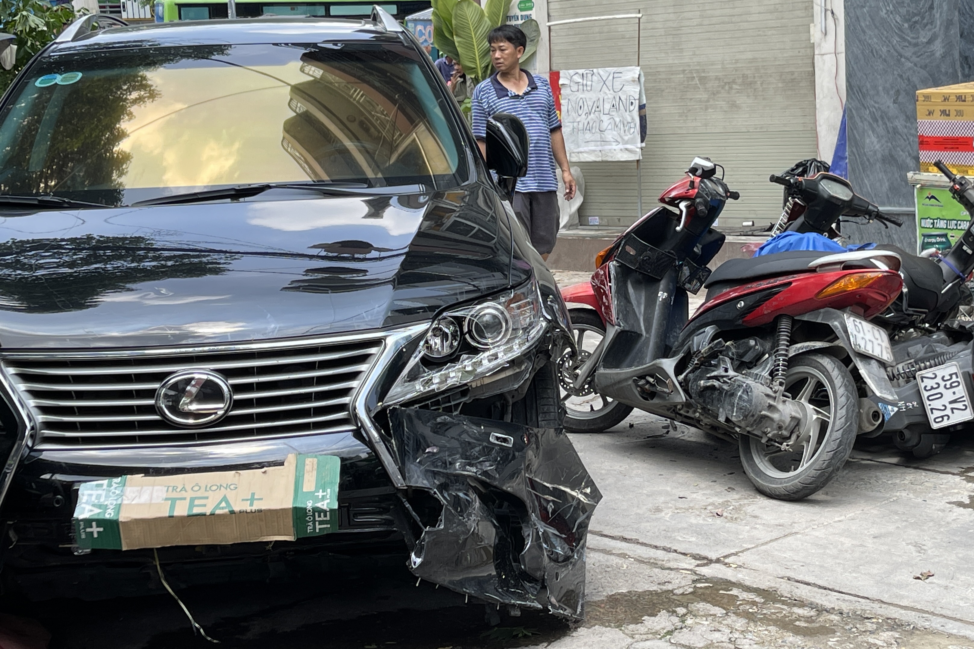 Xe Lexus lao vao quan com o quan trung tam TP.HCM hinh anh