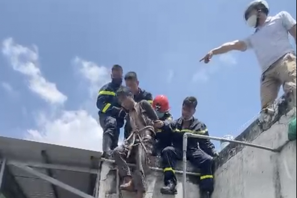 Canh sat giai cuu nguoi dan ong nghi ngao da dinh nhay lau hinh anh