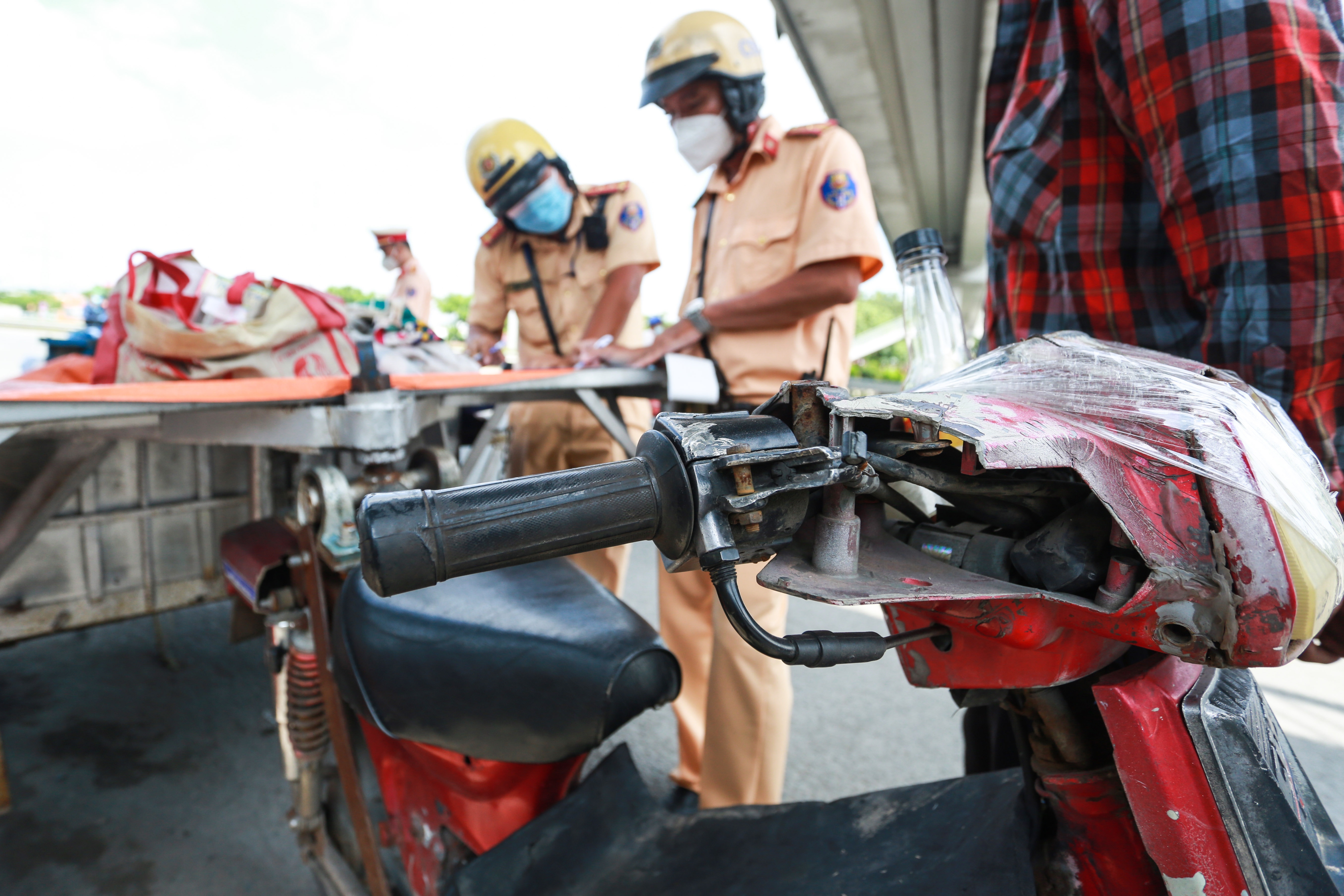 Tai xe 'xe mu' bi CSGT phat tien trieu than 'kho qua, phai lam lieu' hinh anh