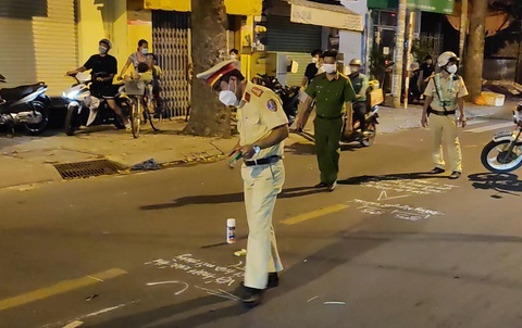 Nguoi dan ong bi xe container can tu vong khi di bo qua duong hinh anh