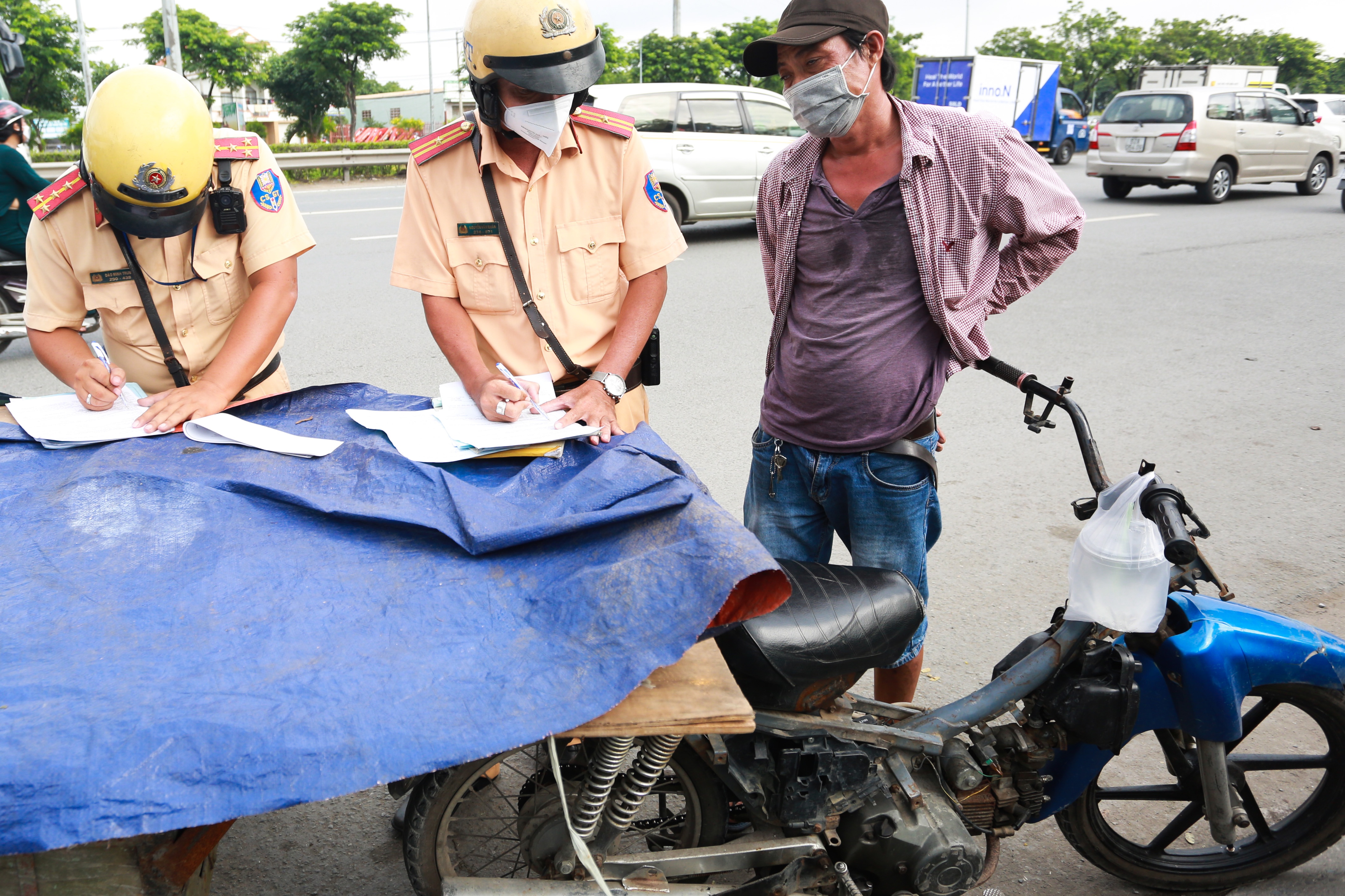 Tai xe ‘xe mu’ phan tran khi bi CSGT TP.HCM giu xe hinh anh