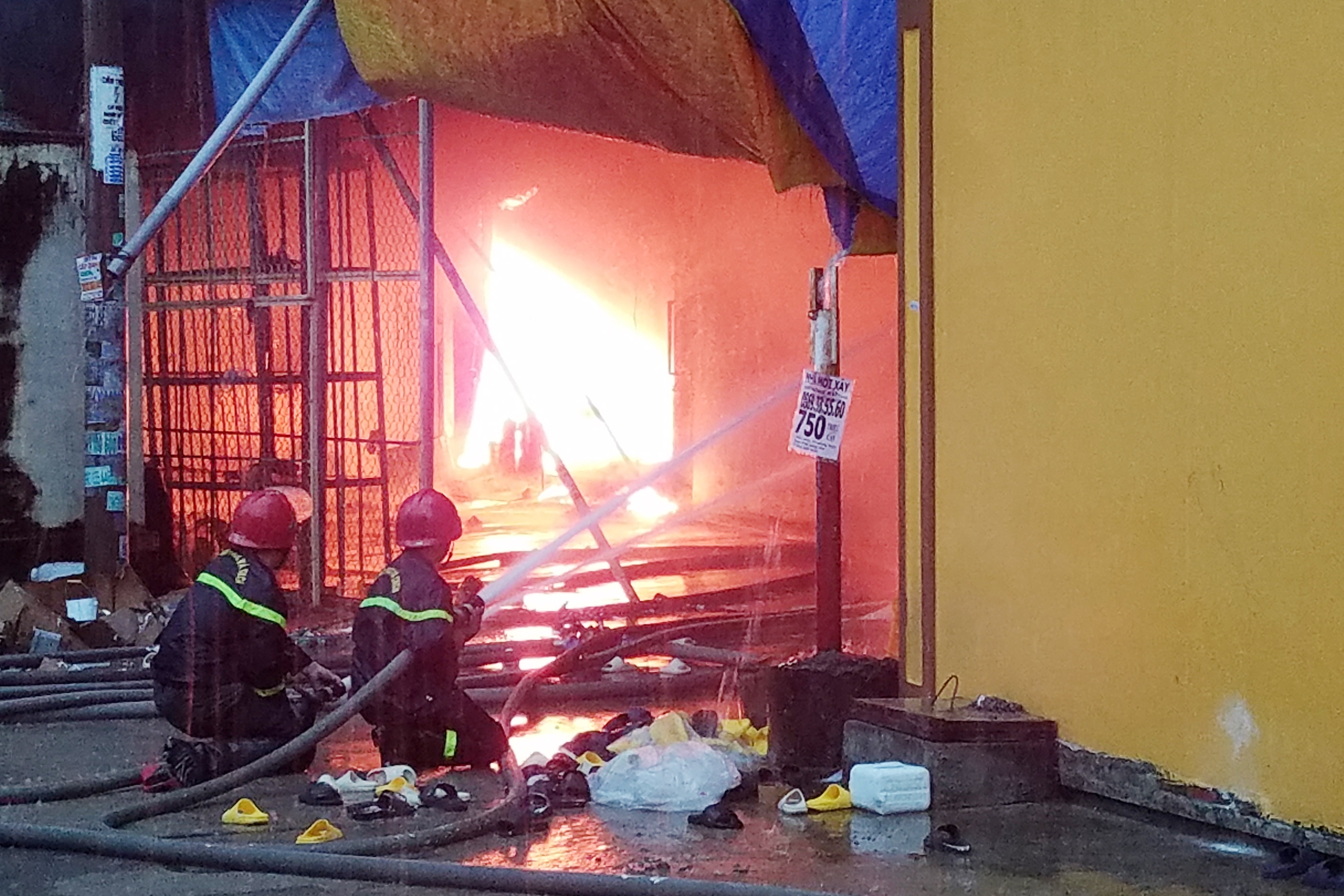 chay nha xuong anh 2