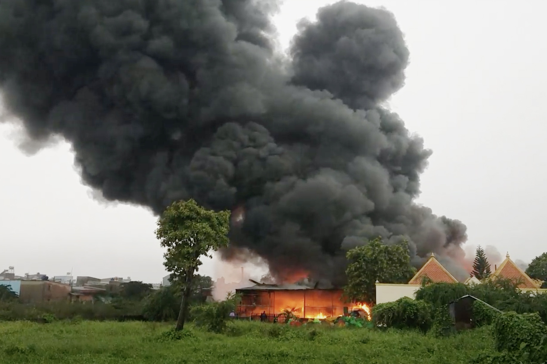 chay nha xuong anh 1