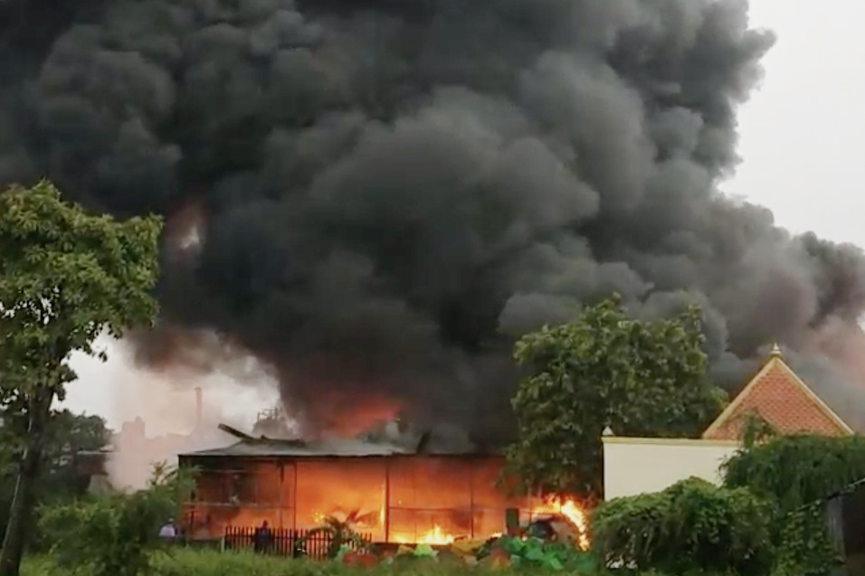 Xuong giay hon 1.000 m2 boc chay o TP.HCM hinh anh