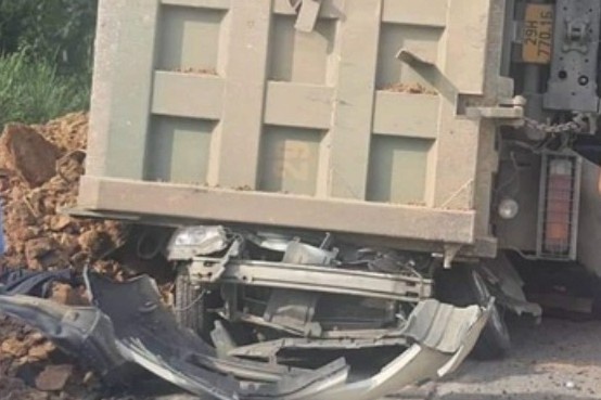 Xe tai gay tai nan tham khoc o Hoa Binh 'dinh' hang loat loi vi pham hinh anh