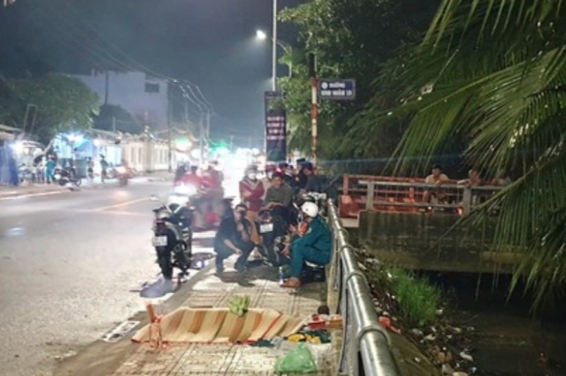 Phat hien thi the nguoi dan ong duoi muong nuoc, nghi nhau say hinh anh