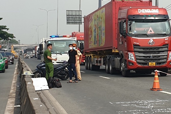 Hai vo chong bi xe can tu vong o TP.HCM hinh anh