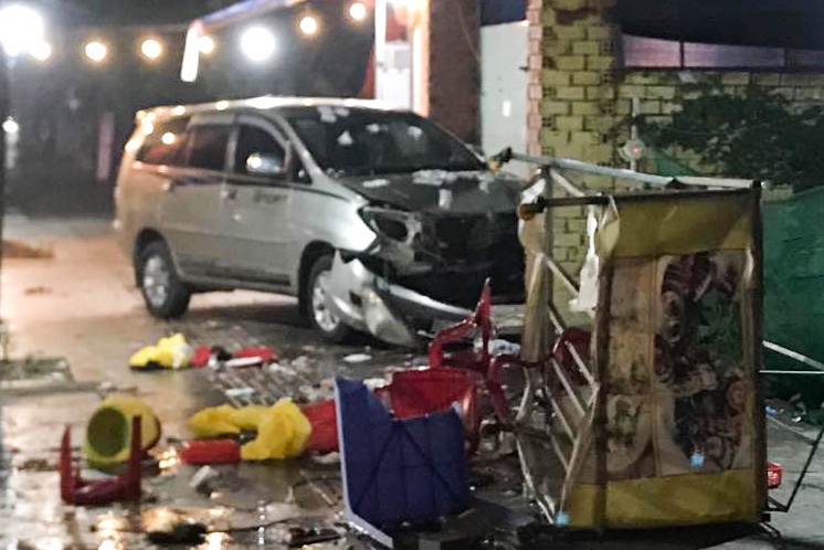 3 nguoi trong gia dinh ngoi an oc bi oto 7 cho tong trung hinh anh