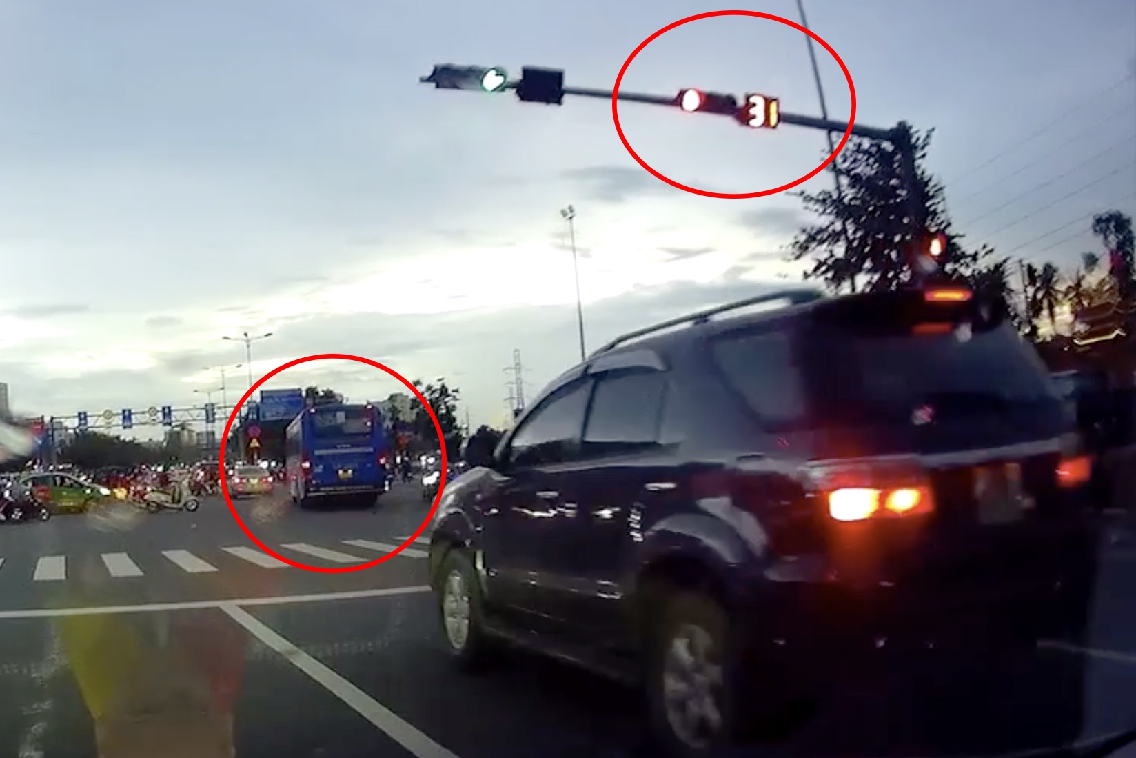 Xe buyt vuot den do tren dai lo Pham Van Dong hinh anh