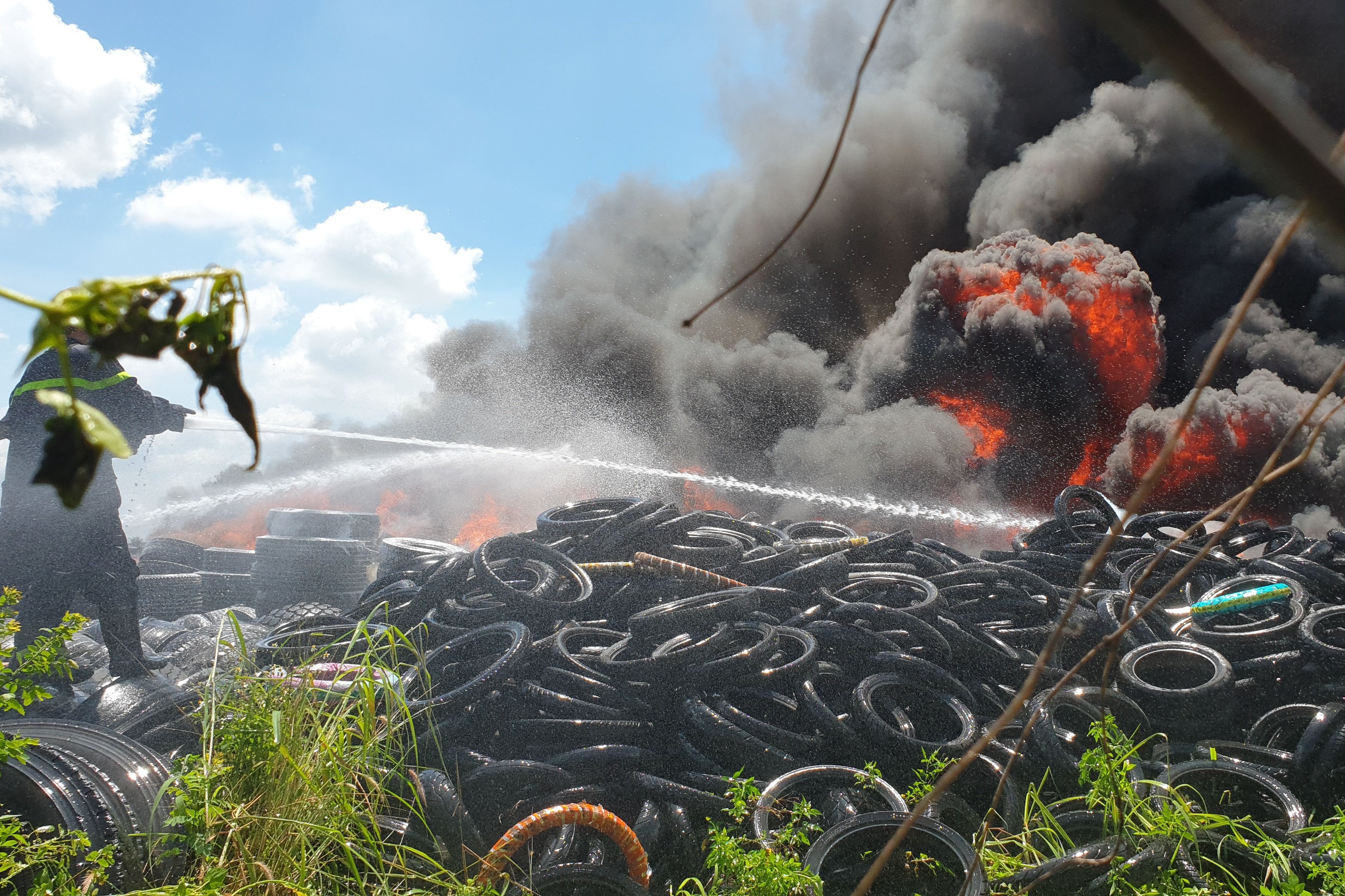 Xuong chua lop xe cu hon 1.000 m2 boc chay ngun ngut o TP.HCM hinh anh