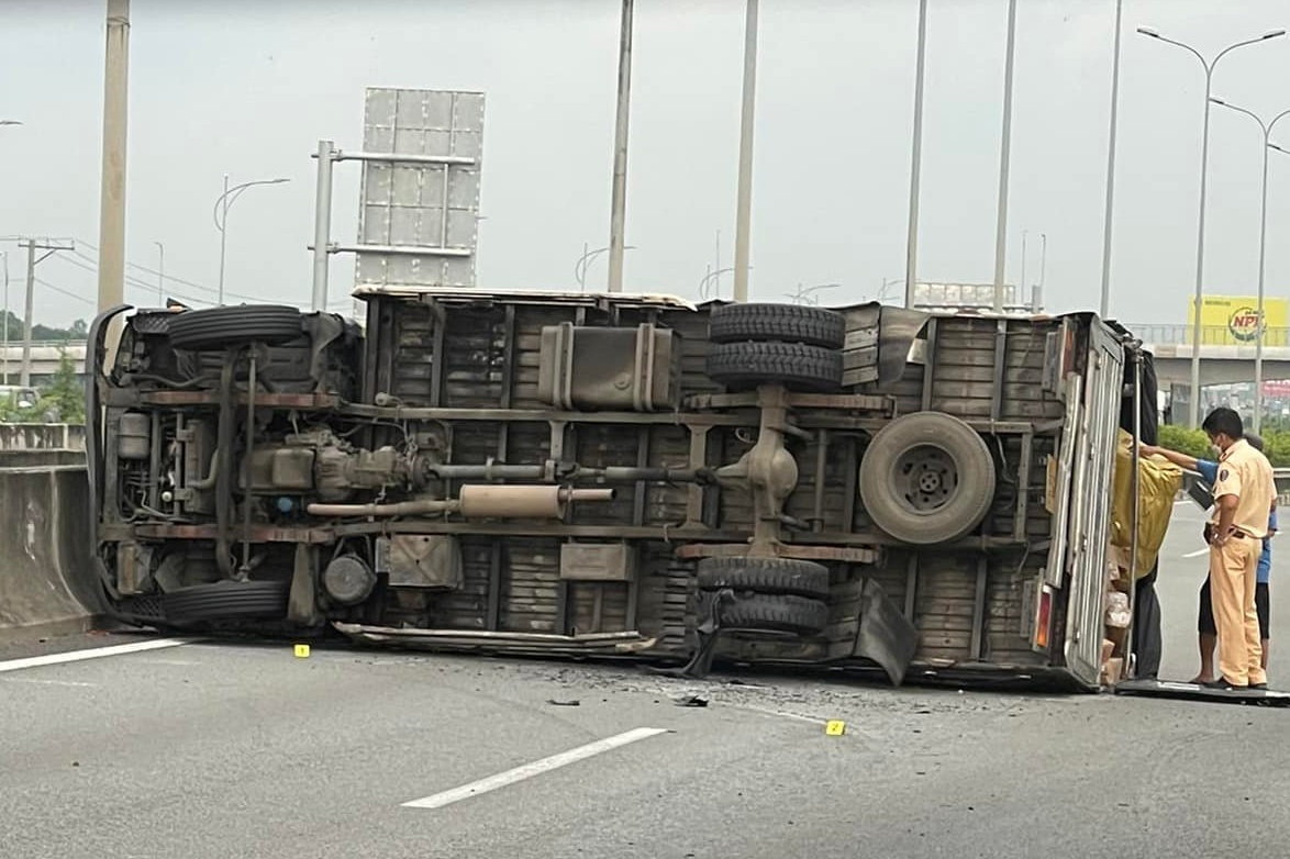 Xe tai no lop, lat ngang tren cao toc TP.HCM - Dau Giay hinh anh