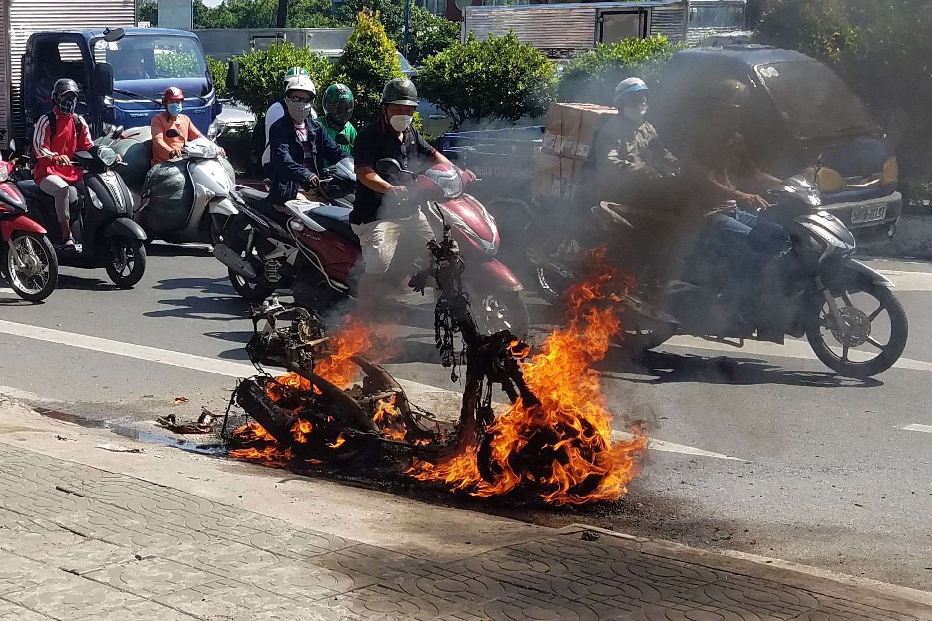 Xe Attila boc chay ngun ngut tren duong o TP.HCM hinh anh