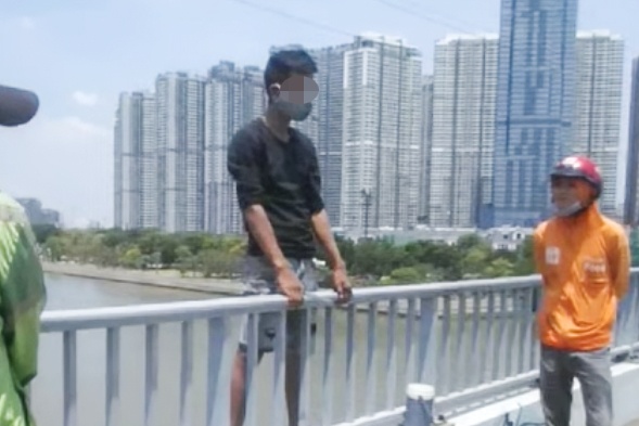 Nam thanh nien mat tich sau khi roi xuong song Sai Gon hinh anh