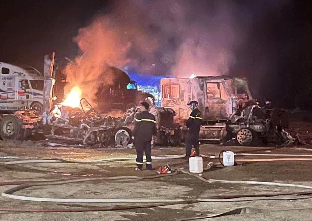 Xe container bat ngo boc chay du doi o bien gioi Lang Son hinh anh