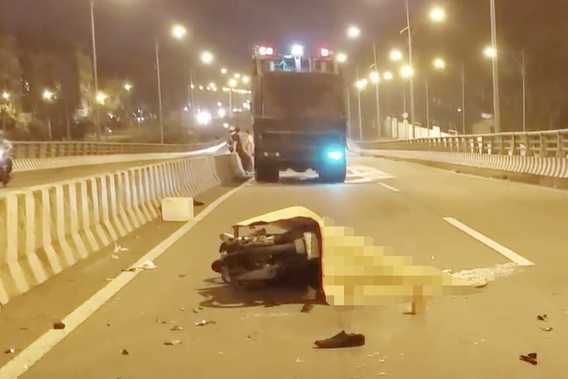 Nam thanh nien tu vong tren cau vuot sau tai nan o TP.HCM hinh anh