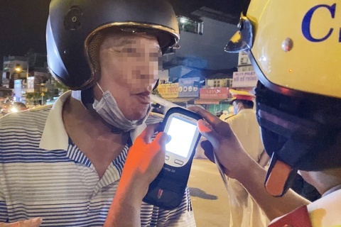 CSGT kiem tra nong do con anh 1