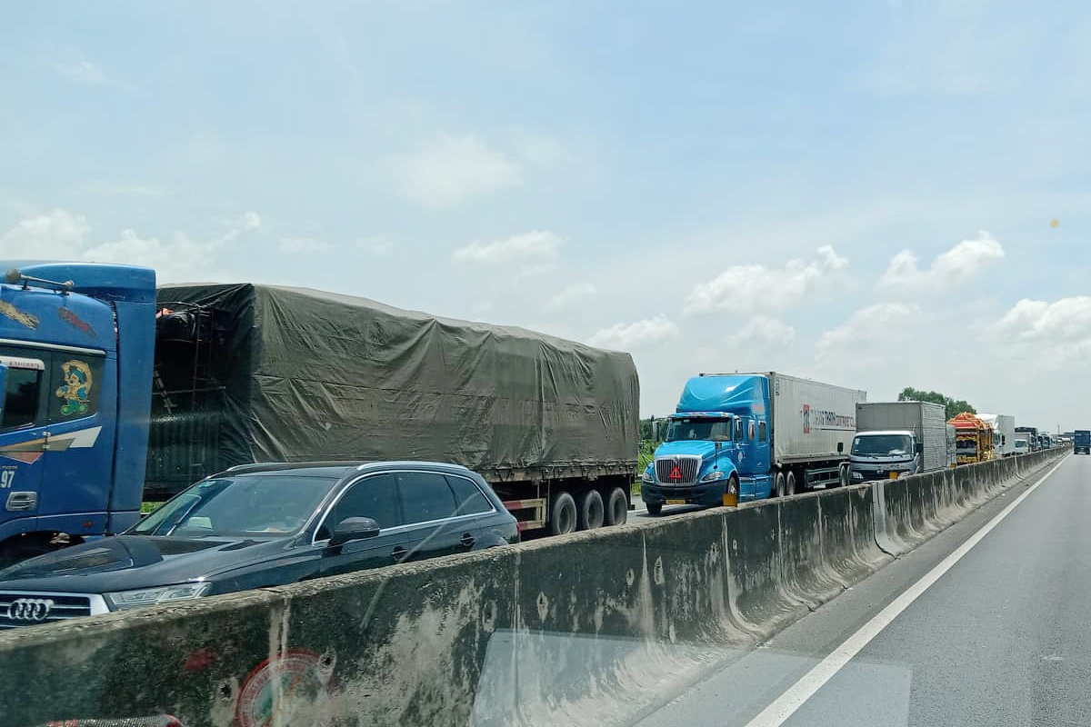 Lap bien chi dan duong, cao toc TP.HCM - Trung Luong un tac 10 km hinh anh